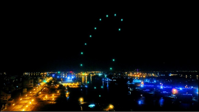Taiwan Drone 100無人機夜間燈光秀，讓民眾有機會認識MIT的無人機群飛技術！（圖片提供／Taiwan Drone 100）