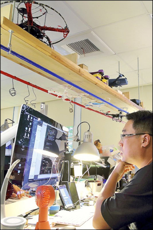 工作室裡夥伴們各自投入自己的專業，讓每件作品展現出Taiwan Drone 100的團隊精神！ （記者李惠洲／攝影）