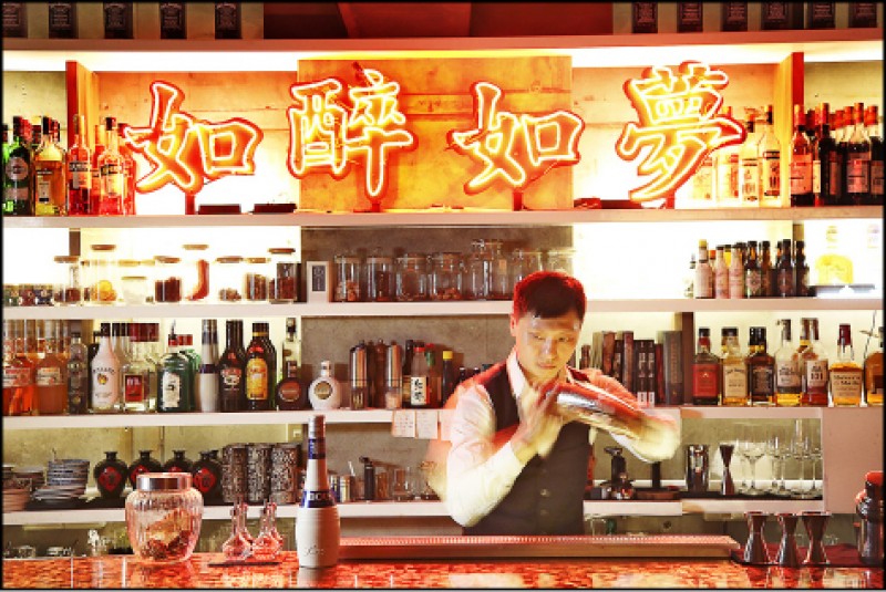 「如醉如夢」四個霓虹燈大字，既是創辦人打造酒吧的初衷，也是來訪者必拍照取景的打卡點。（記者沈昱嘉／攝影）