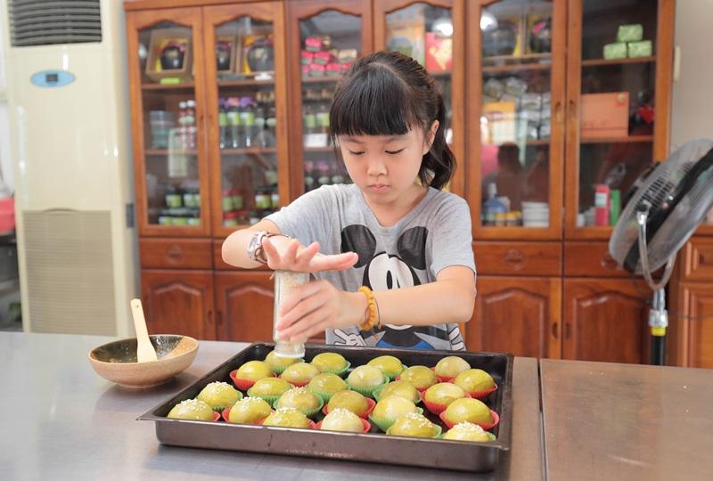 親子體驗製作柚子月餅，自己嘗試擀麵皮、秤重、包餡，最後刷上蛋液、撒上芝麻，帶回獨一無二的自製伴手禮。