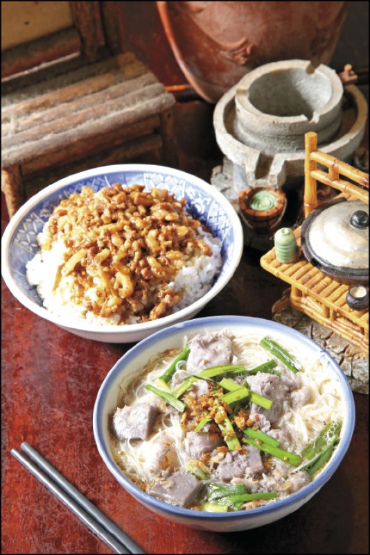 芋頭米粉湯／55元（前）、魯肉飯（大）／50元
以豬油與蝦米爆香的芋頭米粉，和由不同油膏與醬油熬煮的滷肉飯，讓熟悉的台灣味與外送平台結合，可以在家輕鬆享用。（記者沈昱嘉／攝影）