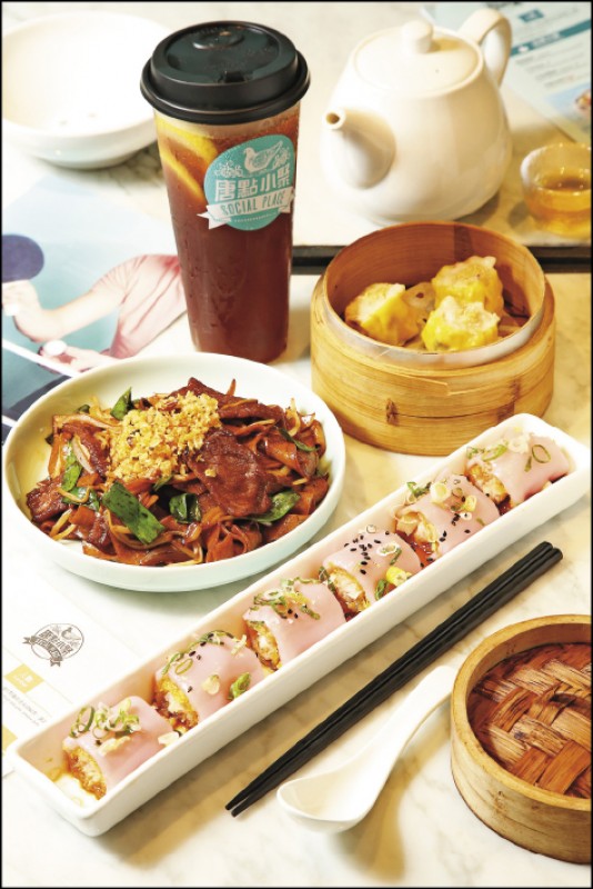 個人獨享套餐（避風塘炒牛河、蒸鮮蝦燒賣、港式檸檬茶）／338 元、網皮鮮蝦腸粉／138元 （前）
以蒜酥為牛河添味，增加品嚐的層次感，唐點小聚看準外送市場崛起，提供適合即使外送到家、放置一段時間也美味的餐點。（記者沈昱嘉／攝影）