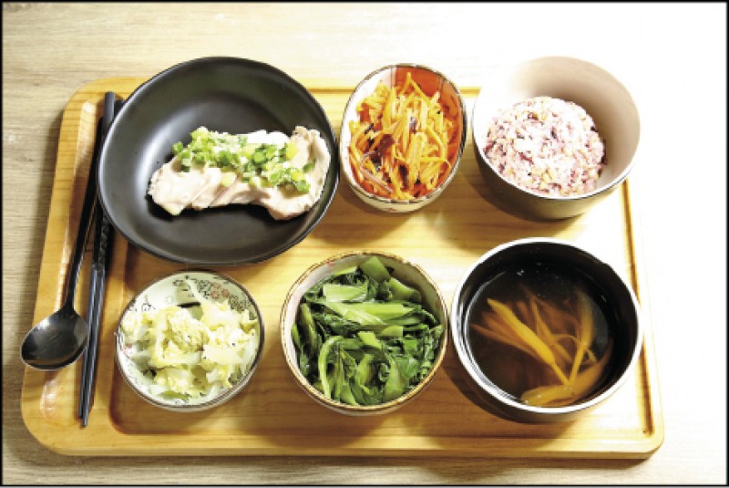 低溫蔥油雞定食／130 元。低GI、少澱粉加上豐富配菜與繽紛配色，uMEAL推出的菜色廣受健身族群愛戴。（記者沈昱嘉／攝影）