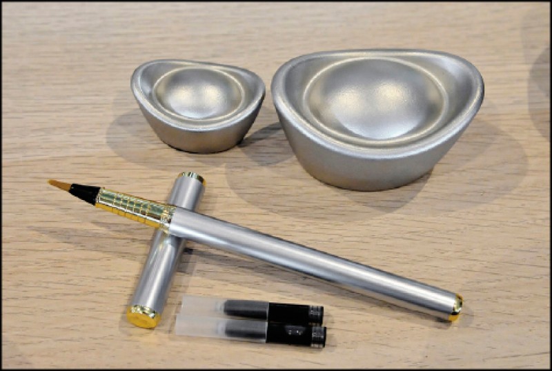水毛筆+文鎮／1,580元，如鋼筆型態的水毛筆，裝上墨水即可畫寫，亦可替換墨水。（記者許麗娟／攝影）