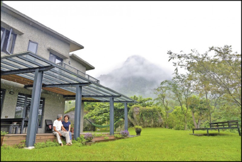 KKBB民宿位在長濱山間，四周沒有鄰居，但有隨時會「變臉」的金剛山美景相伴。（記者許麗娟／攝影）