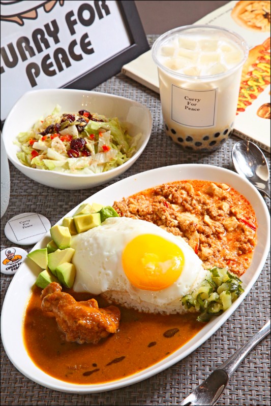 麻婆豆腐雙拼咖哩（麻婆豆腐＋日式印度咖哩）／220元（套餐+60元，湯品／漬物／沙拉3選1＋茶飲，飲品超過40元可補差額）、黑糖珍珠鮮奶／單點65元（右後），印度咖哩散發辛香料氣味，帶點微微辛辣，搭配肉質很嫩的小雞腿，令人口水直流，麻婆豆腐麻而不辣，非常下飯；重口味咖哩配上黑糖甜味，再結合Q彈有嚼勁的珍珠，甜度適中，香醇滑順。（記者沈昱嘉／攝影）
