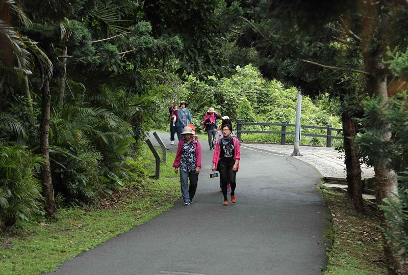 地質及生態豐富的獅頭山，由原來的軍事海防要地轉型為賞景觀光勝地，假日吸引許多長青族前往踏青。