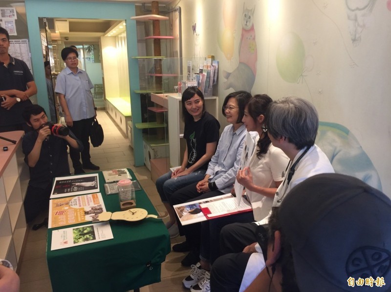 總統蔡英文11日造訪台北市嘉慶動物醫院，直播談寵貓經，歷時半小時多。（資料照）
