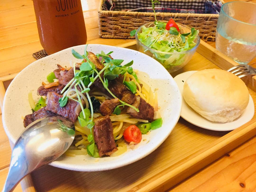 蒜香煎烤牛小排義大利麵／320元（附餐包、沙拉）（記者陳泓儒攝）