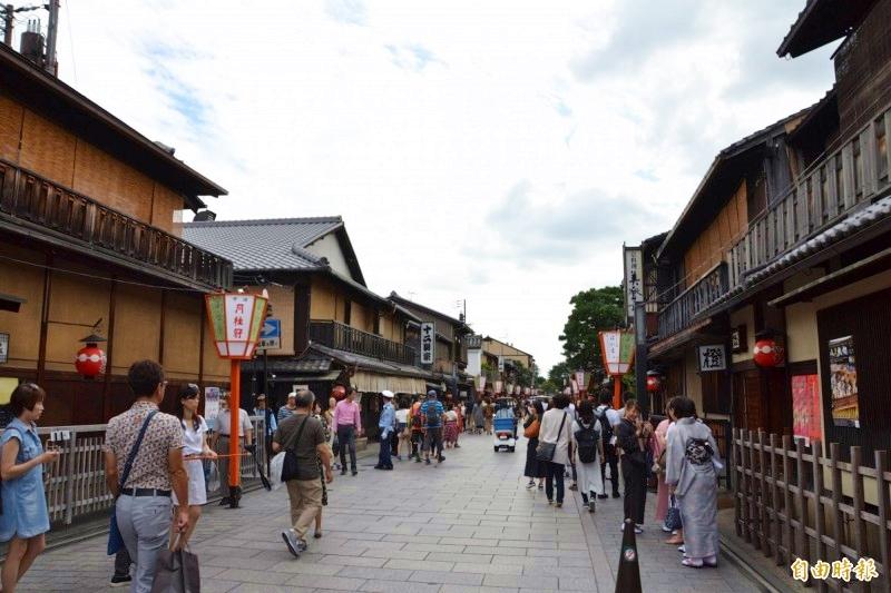 日本知名觀光景點京都祇園花見小路，保有傳統日式街景。（圖／記者吳柏軒攝）