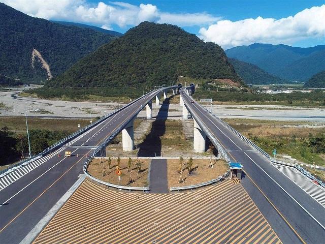 蘇花改於1月6日全線通車，大幅縮減台北宜蘭往返花蓮的行車時間。(圖／蘇花改工程處提供)