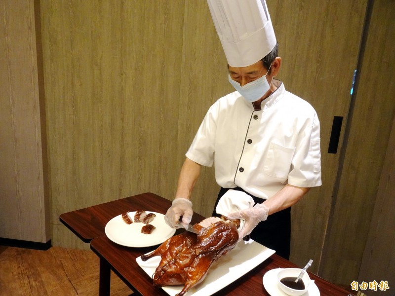 銅鑼灣港式餐廳提供片鴨服務。（記者張菁雅攝）