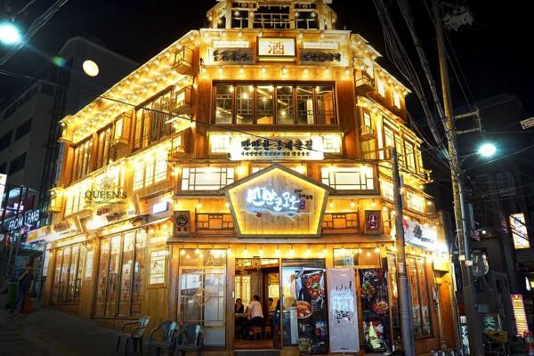 現實生活中的「長家餐館」也是連鎖餐廳，且幾乎每一間的裝潢都很氣派。（圖／截自Manmancocoro官網）