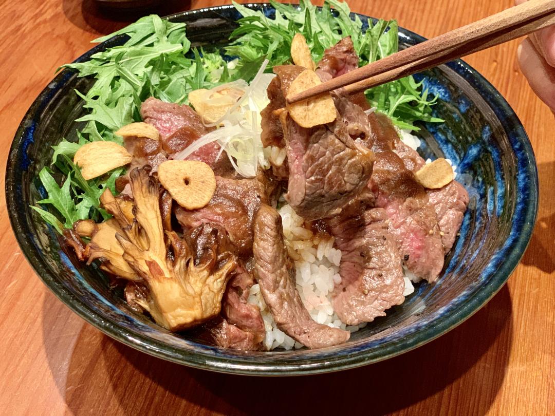 全新熟食丼飯「澳洲和牛排丼」820元。（圖／記者郭宣暄攝）