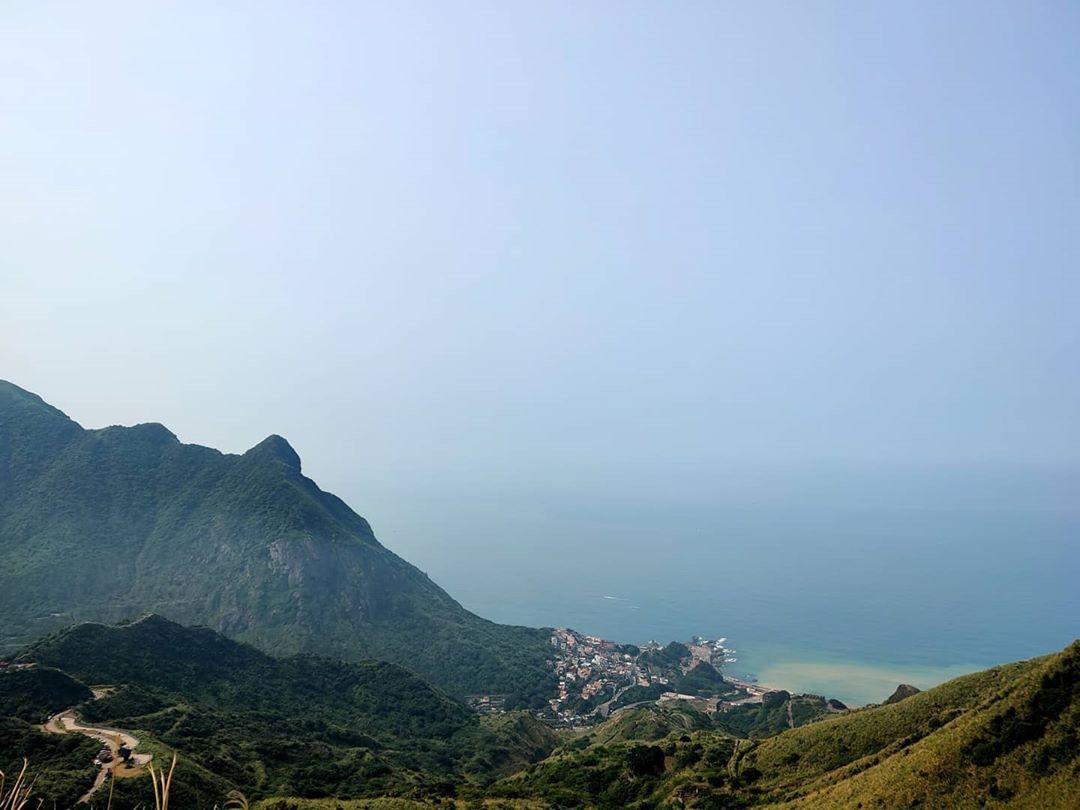 登上無耳茶壺山步道的制高，能飽覽漸層色的陰陽海全景。（圖／截自田馥甄FB粉專）