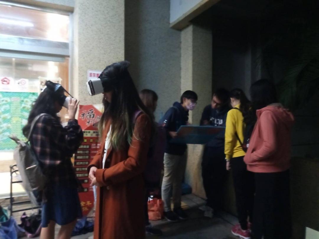 透過全視角的VR效果，讓人更震撼體驗經濟動物的經歷。（圖片提供／政大動物之生）