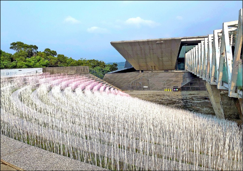 苗栗銅鑼的「夏雪 地景藝術」出自藝術家游文富之手。（客委會提供）