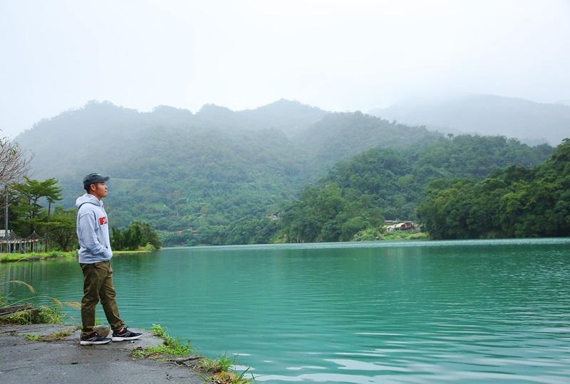 濛濛湖水質呈現清澈的青綠色搭配山巒煙霧美景，宛如仙境。（圖／本報資料照，記者沈昱嘉攝）