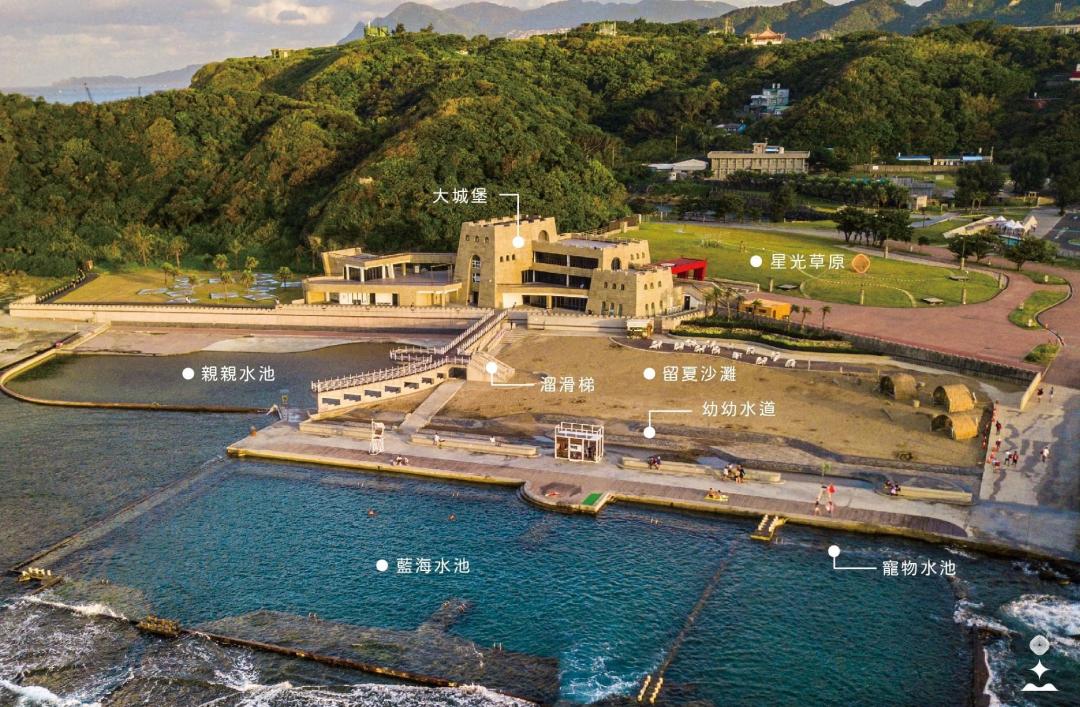 基隆和平島公園劃分藍海、親子、寵物等專屬水池，還有沙灘溜滑梯等玩樂區域。（圖／截自和平島公園粉專）