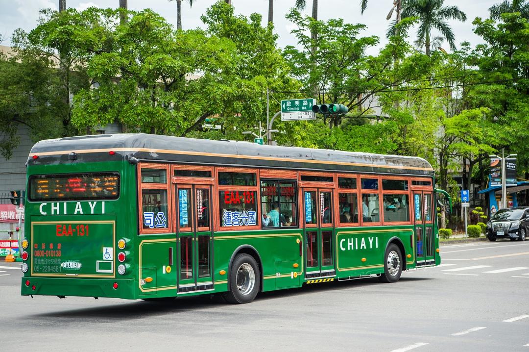 嘉義市電動公車配色鮮豔，成為市區的新亮點。（圖／記者林宜樟攝）