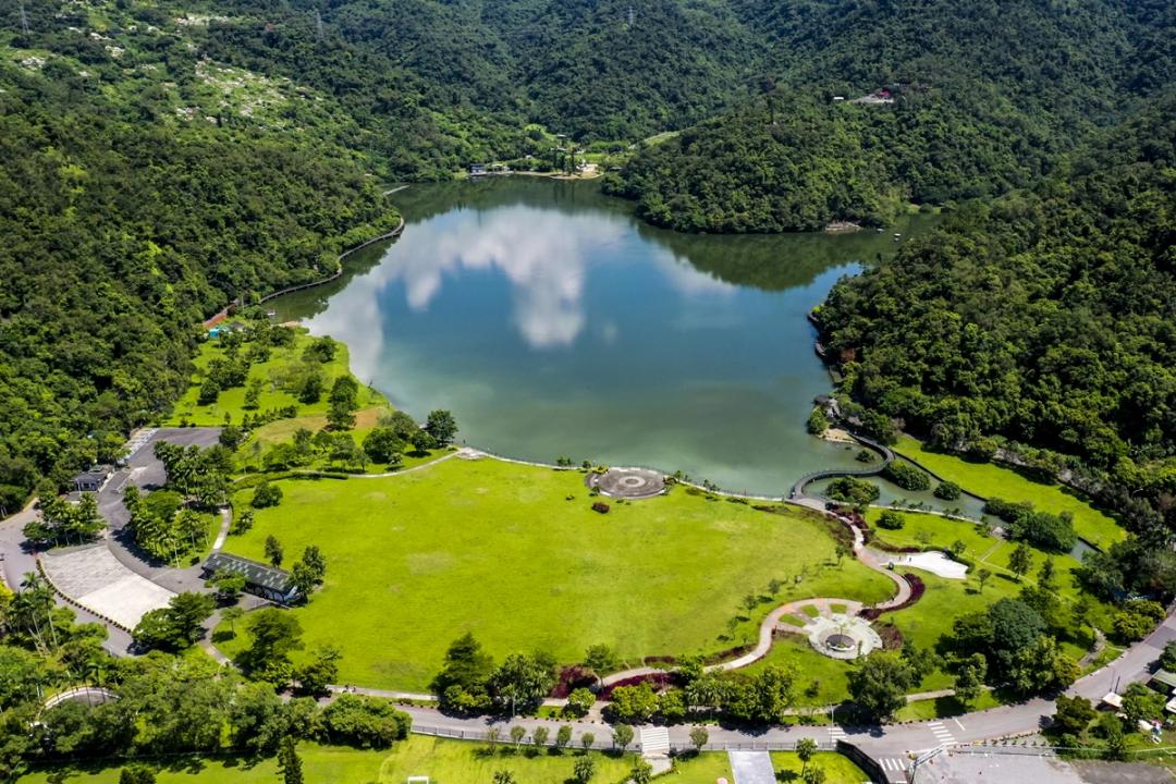 搭乘熱氣球從高空視角俯瞰龍潭湖美景。（圖／宜蘭縣政府提供）