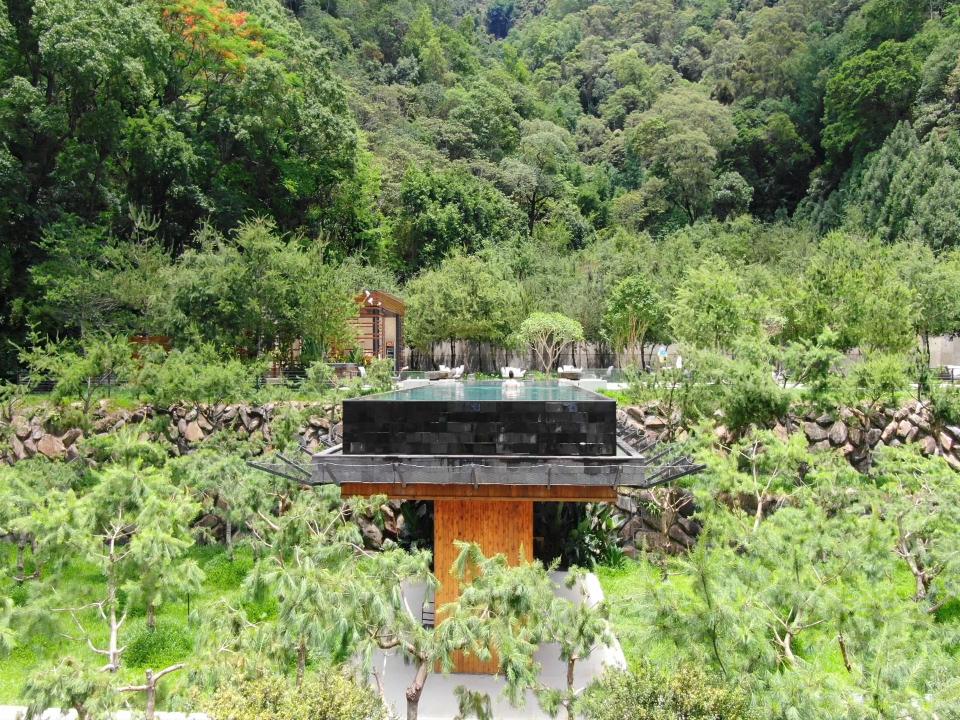 最大特色就是山林環繞的無邊際泳池，美景讓天后蔡依林都難以抵擋。（圖／截自牛眠埔里粉專）