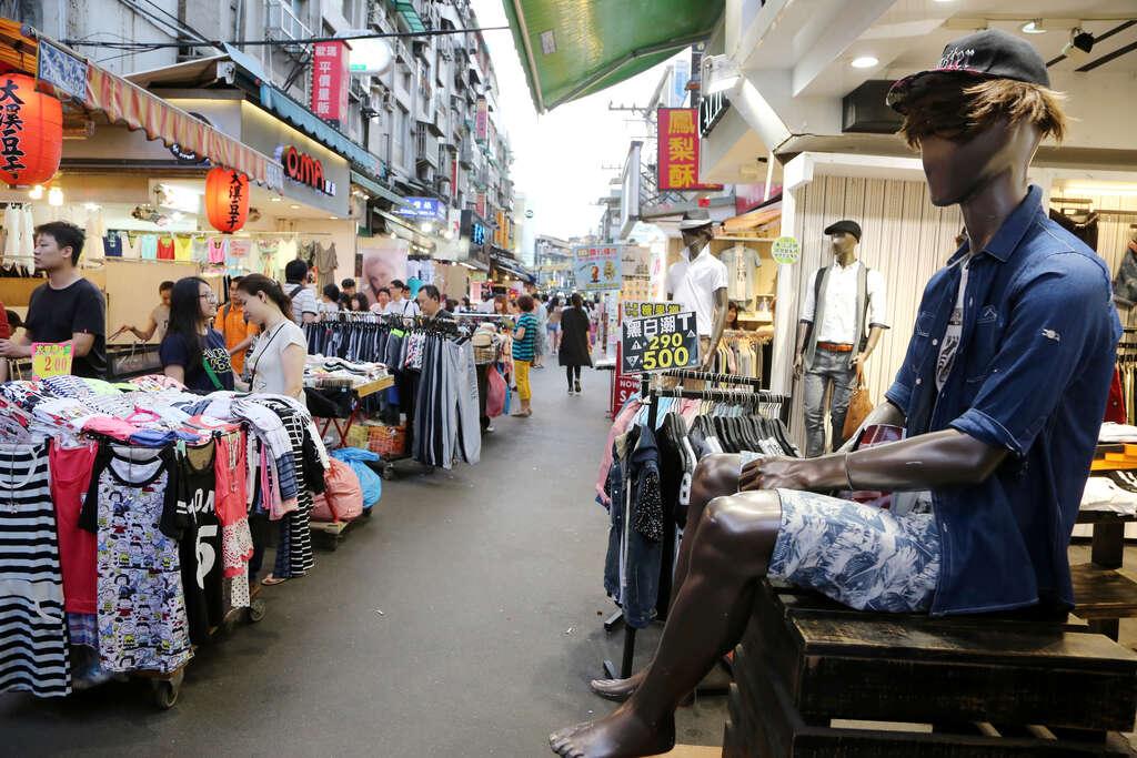 網友指出網拍商店崛起，讓夜市的服飾小店的生意也受到影響。（圖／截自台北旅遊網，拍攝者高讚賢）