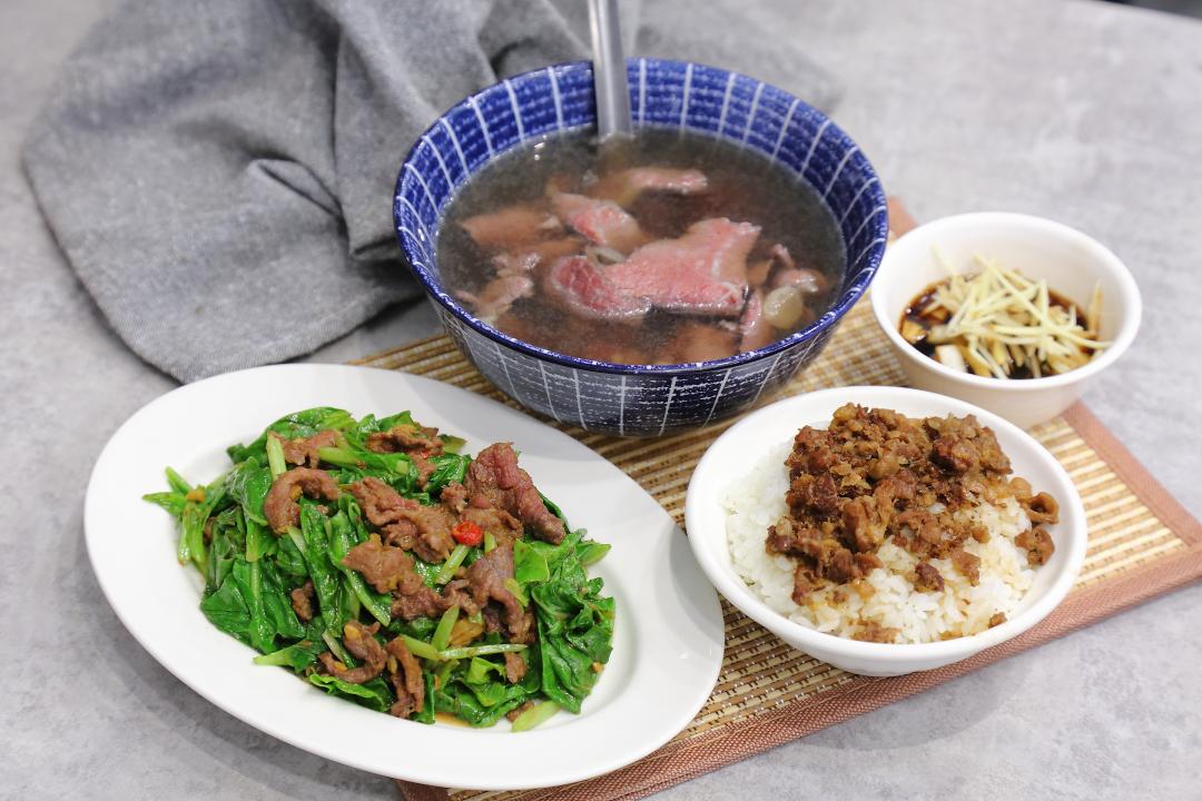 文章牛肉湯 牛肉湯大碗250元、芥藍炒牛肉120元、牛肉飯30元。（圖／記者李惠洲攝）