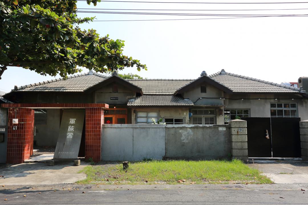 軍旅舍是由70多年的眷村日式老屋所翻修而成。（記者李惠洲攝）