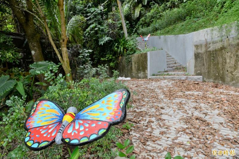 六龜區公所後方有條蝴蝶為意象的竹林步道，僅700公尺長的路徑平緩易行，可通連到天滿宮神社遺址、蝶園和六龜神龍宮。