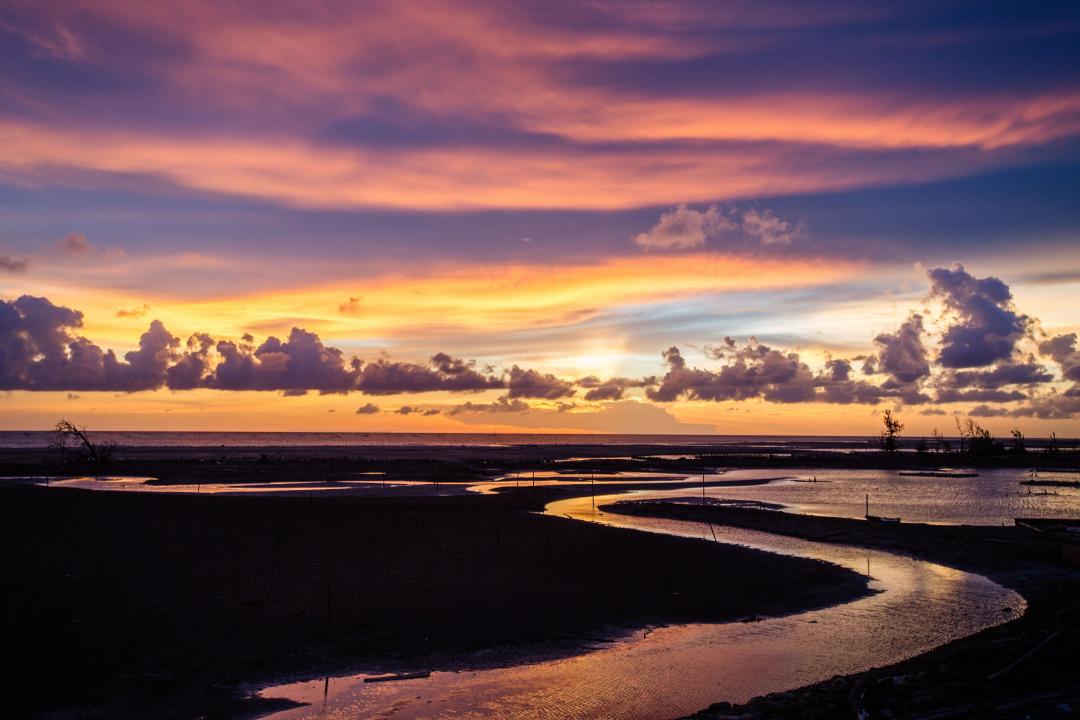 「不消失的夕陽美景」位於嘉義義東石白水湖壽島，透過國片的宣傳讓秘境爆紅。（圖／嘉義縣政府提供）