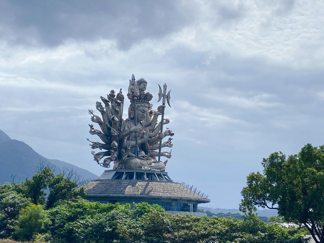 千手觀音神像氣勢非凡，從遠處眺望就相當壯觀。（圖／記者胡琪俐攝）