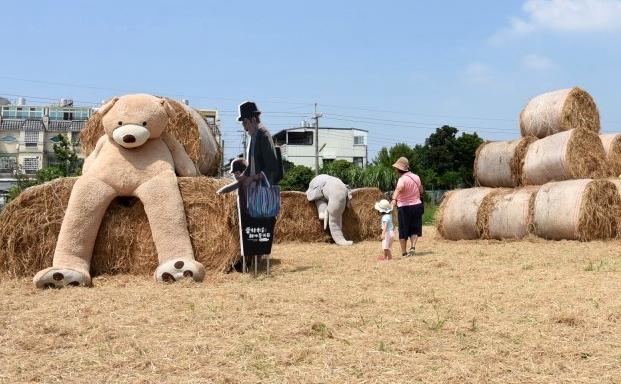 雲林巾彩耕地藝術節歷年皆打造稻草捲搭配巨型動玩偶裝置藝術區，成為拍攝網美照熱點。（圖／本報資料照，記者林國賢攝）