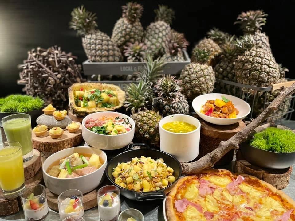 栢麗廳自助餐檯上，出現黃澄澄的鳳梨新菜色，鹹甜料理搭配鳳梨的酸甜滋味，最適合初春的味蕾。（圖／晶華酒店提供）