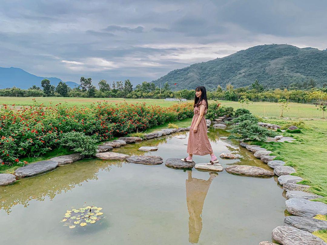 戶外宛如歐式庭園，打造了唯美的小湖泊造景。（圖／IG@hoho147789提供）