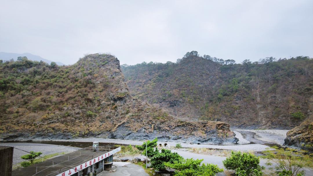 前方這座就是龍頭山，遠看就像是龍頭、龍鼻，趴坐在溪谷休息。（記者李惠洲攝）