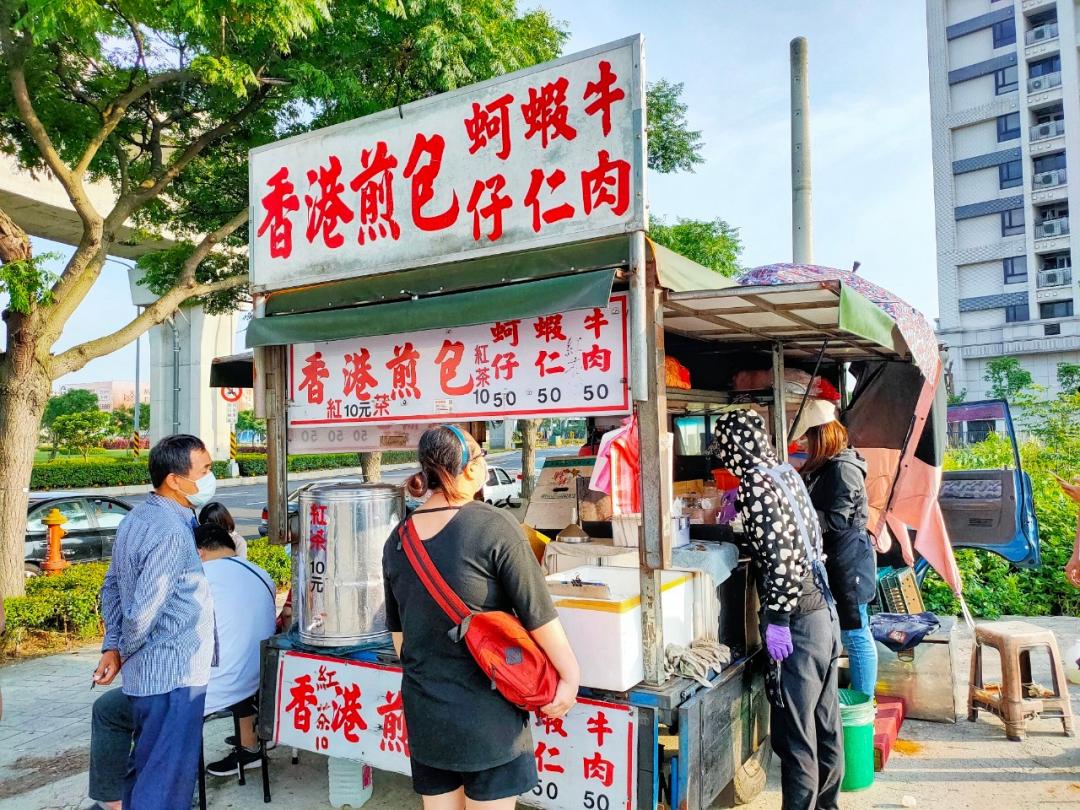 香港煎包貨車只在平日出攤，地點靠近桃園高鐵青埔站旁停車場空地。（圖／民宿女王芽月提供）