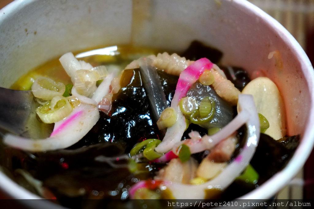 附贈的韓式海帶湯，除了海帶芽、還有魚板、蚵仔，喝起來滋味鮮甜。（圖／袁彬的美食旅遊筆記提供）