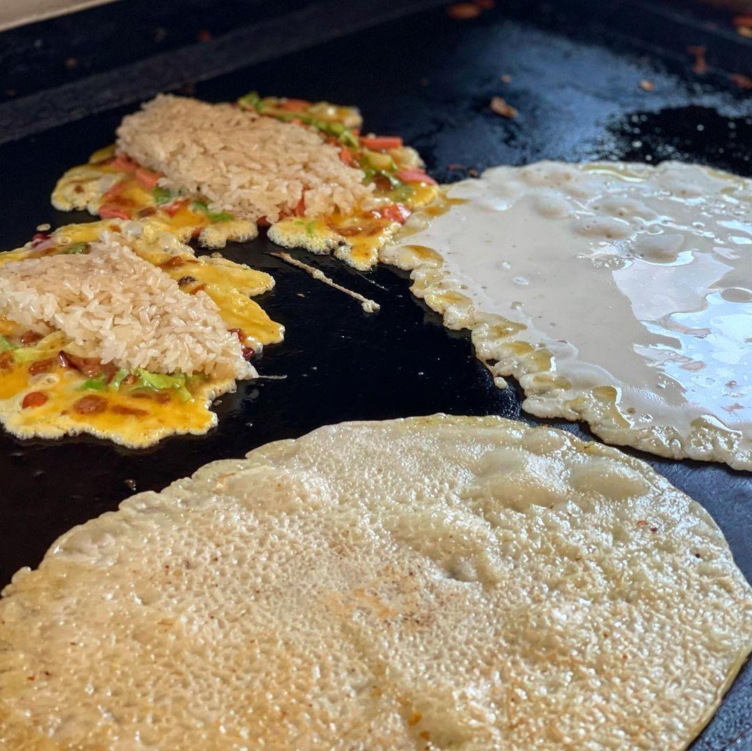 網友分享高雄「蛋餅飯」包的飯為飯糰糯米飯，可以說是蛋餅飯糰的結合。（圖／IG@marcohu1216提供）