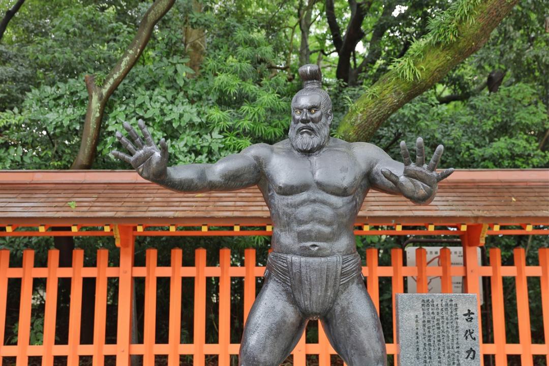 住吉神社境內的古代力士雕像，出處：seaonweb__Shutterstock