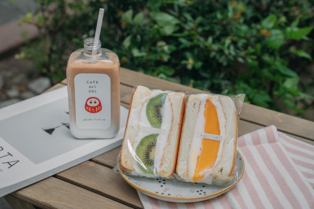 奇異果舒芙蕾三明治套餐280元 ，阿薩姆奶茶、泰奶飲料任選1款。（圖／Café del SOL提供）
