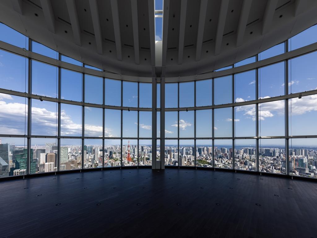 室內展望台「Tokyo City View」有11公尺高的全景玻璃帷幕，視野相當壯觀。（圖／森大廈株式會社提供）