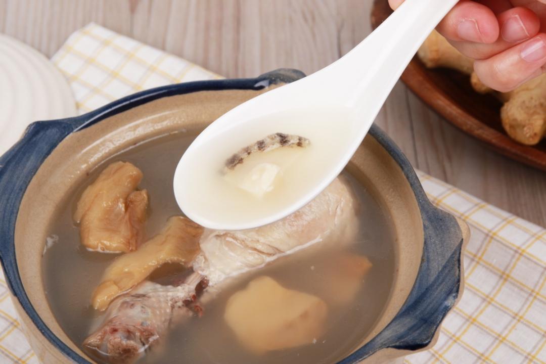 個人冷凍包雞湯-鮑魚干貝雞湯，售價219元。（圖／楠軒工作室提供）