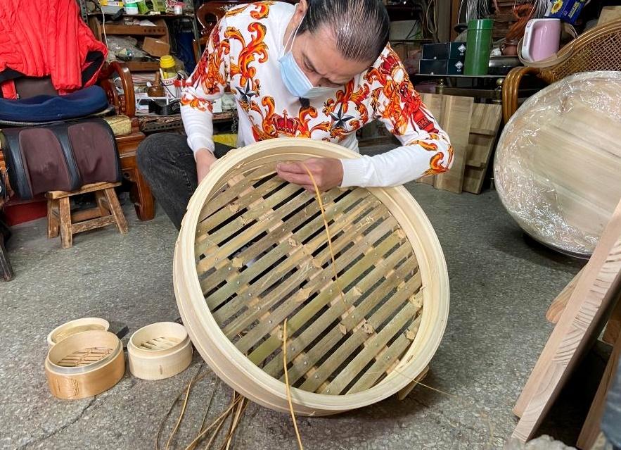 木製蒸籠製程繁瑣，許多環節需要仰賴手工。 （圖／記者胡琪俐攝）