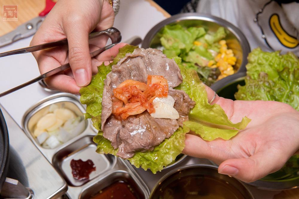 一個人也能自在的享受燒肉大餐，搭配菜包肉、各式小菜沙拉相當豐盛。（圖／南人幫提供）