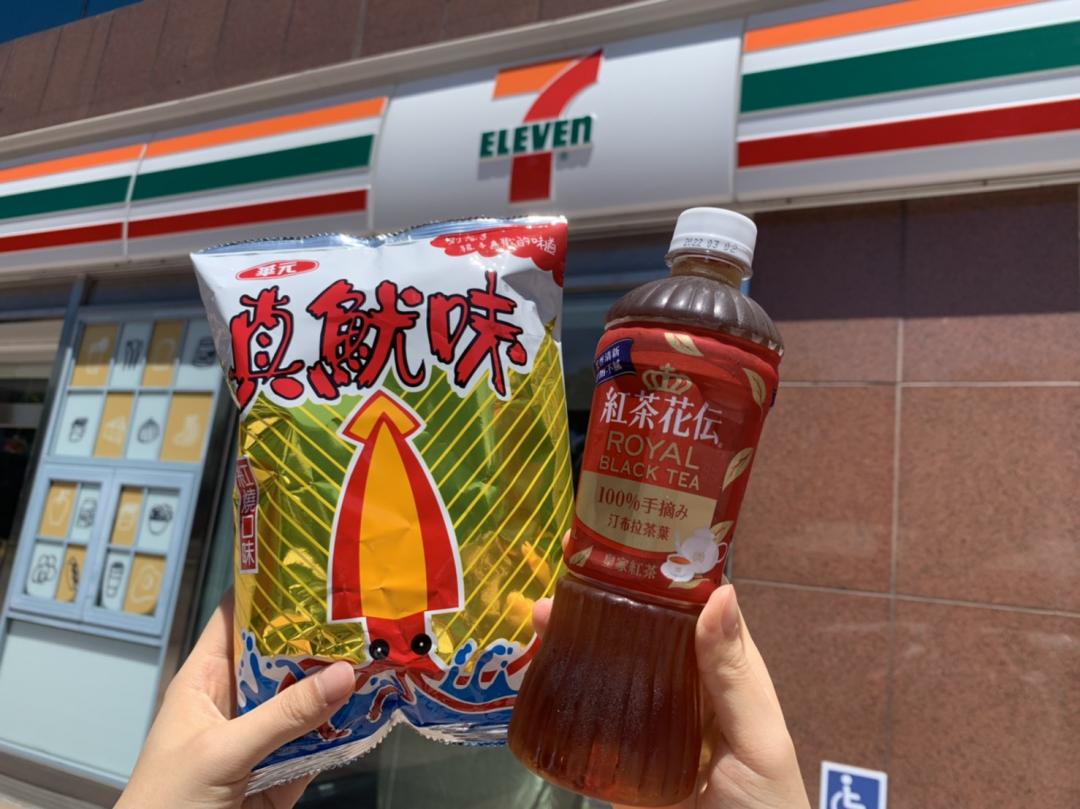 7-ELEVEN限時推出「紅茶花伝皇家紅茶PET470」、「真魷味-紅燒口味」同品項第3件0元優惠。（圖／7-ELEVEN提供）