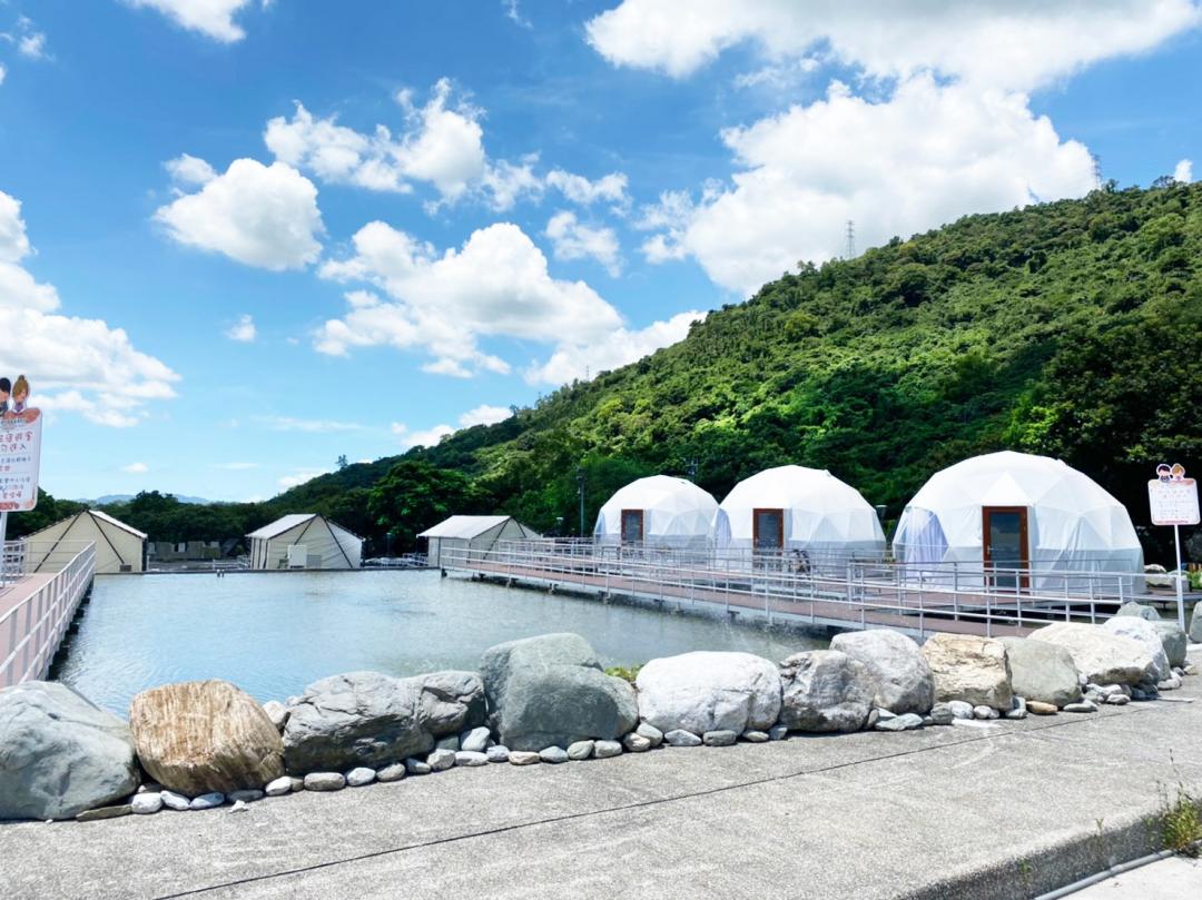 花蓮「鯉魚潭露營渡假村」，今年全新打造超浪漫的水上球形屋。