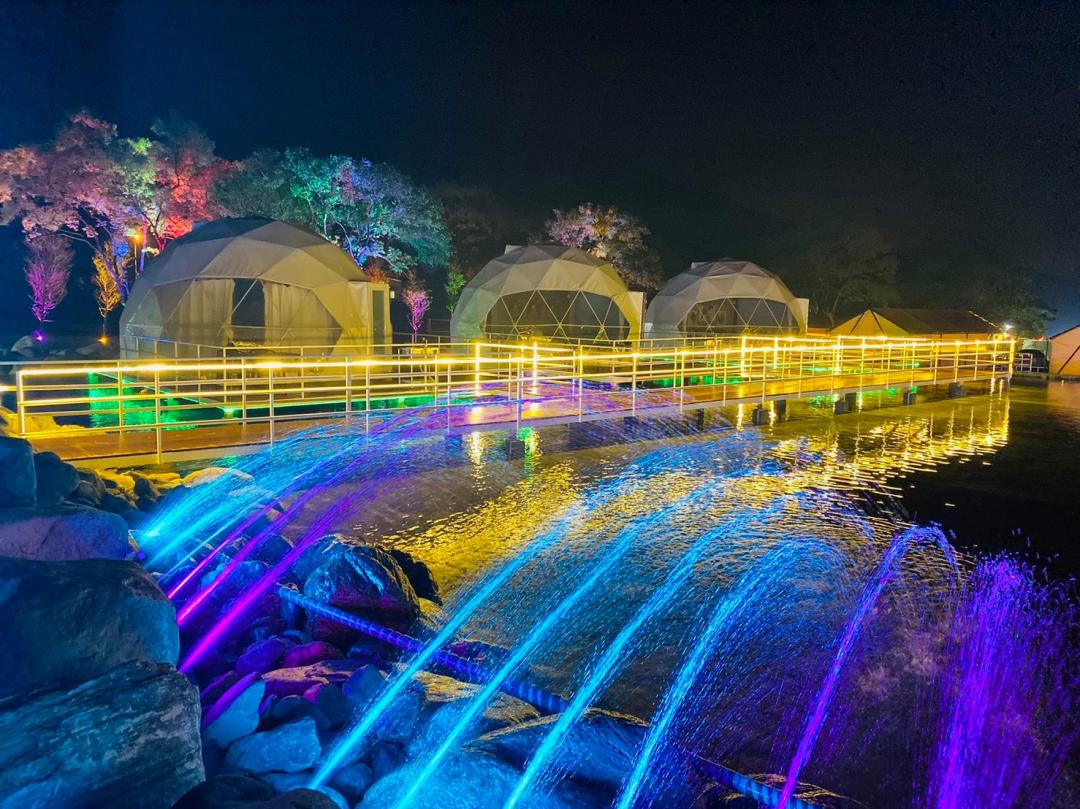 夜晚點燈加上五光十色的噴水特效，讓水上帳篷區的夜景更亮眼。