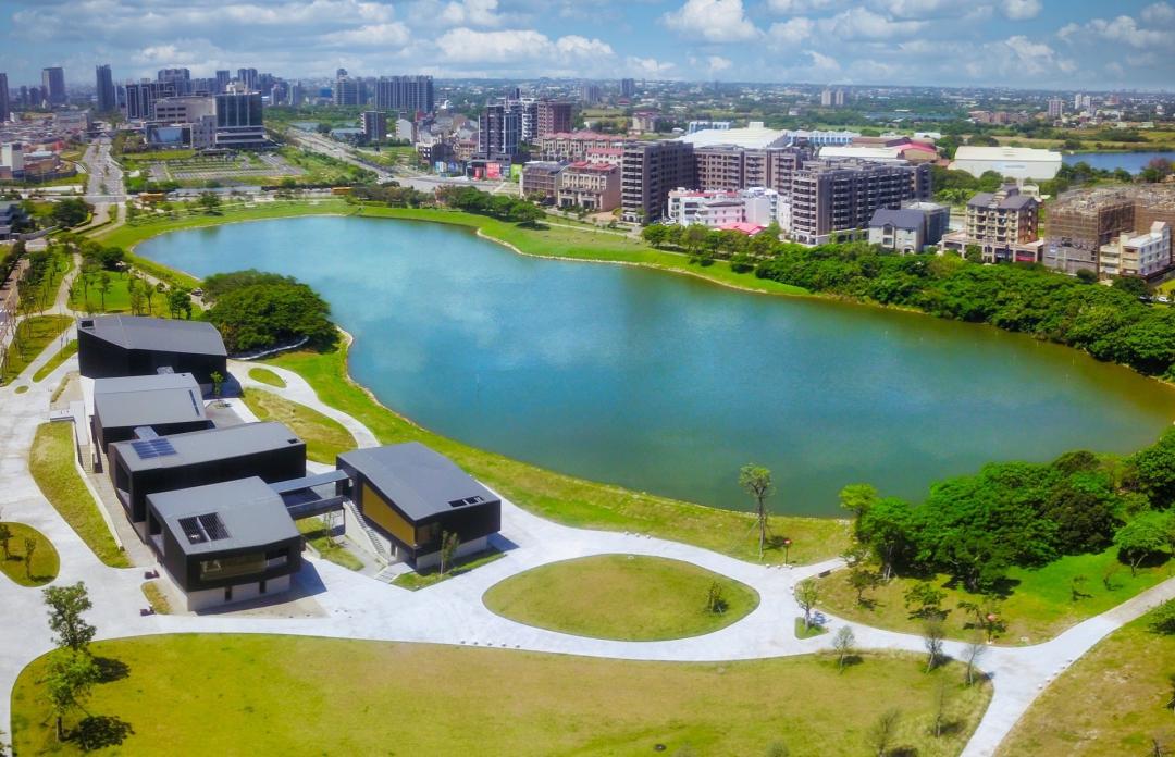 書藝館座落於桃園大園橫山書法藝術公園埤塘旁，享有水岸美景。（圖／翻攝自橫山書法藝術館FB）