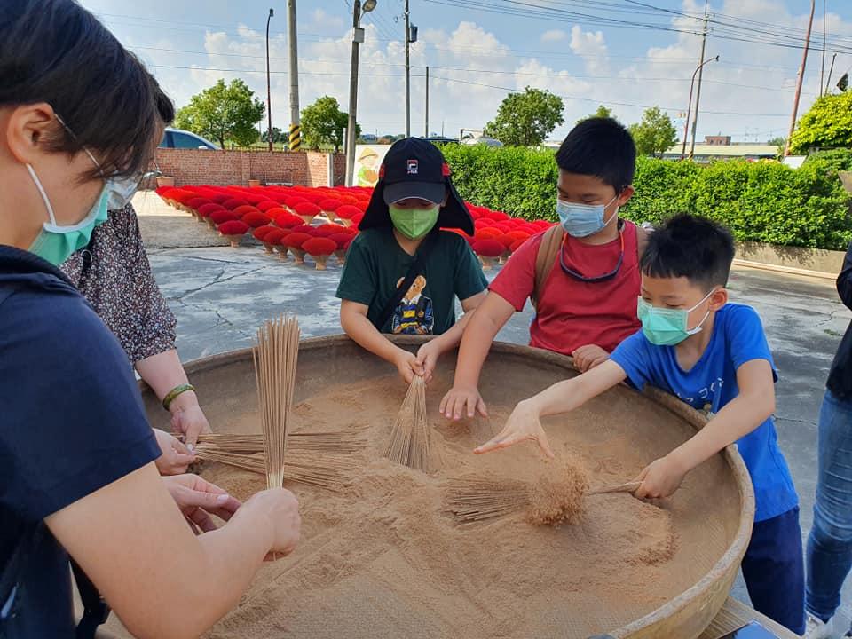 來拍台版粉紅波波草，還能同時了解傳統製香產業的文化。（圖／新港大慶製香廠提供）